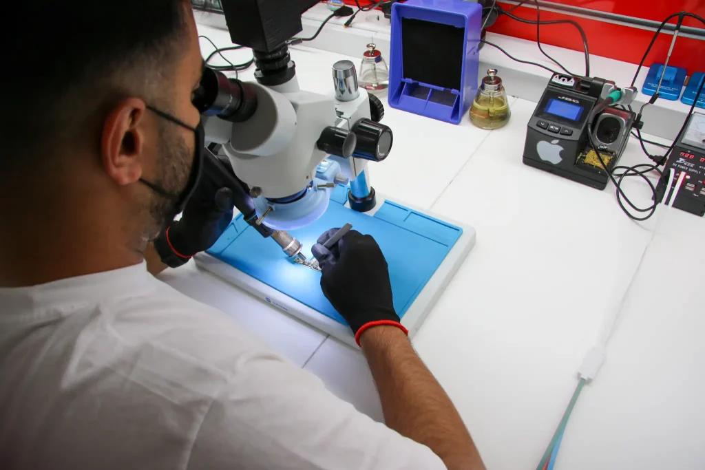 Pièces détachées iPhone démontées en atelier